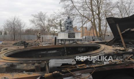  Puing-puing tank Rusia di depan monumen Warrier - liberator pada Perang Dunia II 1942-1945 di desa Lukyanivka, yang dibebaskan dari pasukan Rusia, tidak jauh dari Kyiv (Kiev), Ukraina, 28 Maret 2022. Pada 24 Februari, pasukan Rusia memasuki wilayah Ukraina dalam apa yang presiden Rusia nyatakan sebagai 