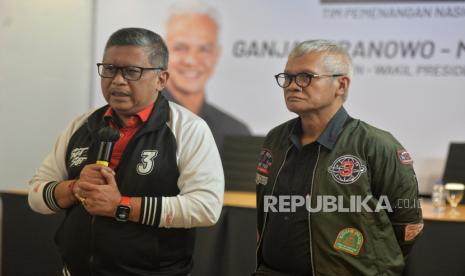 Sekretaris TPN Ganjar-Mahfud Hasto Kristiyanto didampingi Ketua Tim Penjadwalan TPN Ganjar-Mahfud Aria Bima memberikan keterangan terkait persiapan kampanye akbar pasalon Ganjar-Mahfud di Media Lounge TPN, Jakarta, Selasa (30/1/2024). Pasangan Ganjar Pranowo - Mahfud Md akan menggelar kampanye akbar dalam bentuk konser Salam Metal di Stadion Utama Gelora Bung Karno (SUGBK) pada Sabtu (3/2/2024). Konser Salam Metal digagas atas buah hasil keinginan atau kehendak rakyat. Hal ini selaras dengan tema dari kampanye akbar pasangan calon nomor urut tiga, Ganjar-Mahfud yaitu Hajatan Rakyat.