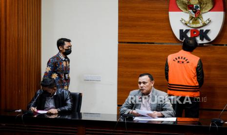 Ketua KPK Firli Bahuri (kanan) didampingi Deputi Penindakan dan Eksekusi KPK Karyoto (kiri) melakukan konferensi pers penahanan Wakil Ketua DPR RI Azis Syamsuddin di Gedung Merah Putih KPK, Jakarta, Sabtu (25/9). KPK resmi menahan Azis Syamsuddin setelah ditetapkan sebagai tersangka dalam kasus dugaan suap penanganan perkara di Kabupaten Lampung Tengah. Republika/Thoudy Badai