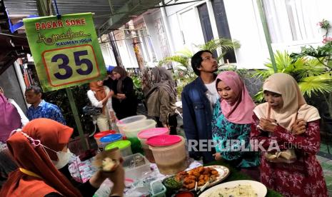 Warga membeli takjil di Pasar Sore Ramadhan Kampung Kauman, Yogyakarta, Ahad (26/3/2023). Pasar yang buka khusus Ramadhan ini sudah ada sejak 1970an. Pedagang yang berjualan aneka takjil ini merupakan warga di Kampung Kauman. Pengunjung bisa membeli takjil sambil menunggu waktu berbuka puasa. Lokasi berjualan di gang masuk Kampung Kauman. Pasar takjil ini kembali dibuka usai tutup selama tiga tahun imbas pandemi Covid-19.