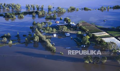  Sebagian bangunan terendam air banjir di daerah Windsor di barat laut Sydney, Australia, Rabu (24/3). Sekitar 18.000 penduduk negara bagian terpadat di Australia telah meninggalkan rumah mereka sejak pekan lalu, dengan peringatan pembersihan banjir dapat meluas ke April.