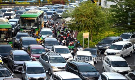 Pengendara terjebak macet di jalan menuju kawasan wisata Malioboro, Yogyakarta, Ahad (24/12/2023). Libur Nataru 2024 diprediksi akan ada 110 juta orang melakukan perjalanan.