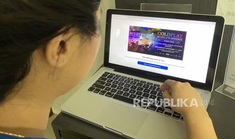 Warga mencoba membeil tiket konser Coldplay secara online di Jakarta, Rabu (17/5/2023).