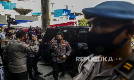 Kapolri Jenderal Listyo Sigit Prabowo saat tiba untuk menghadiri peresmian program penerapan tilang elektronik atau Electronic Traffic Law Enforcment (ETLE) Nasional di Gedung NTMC Korlantas Polri, Jakarta, Selasa (23/3). Program ETLE Nasional resmi diberlakukan yang tersebar 244 titik di 12 wilayah Polda di Indonesia sebagai upaya peningkatan program keamanan, keselamatan, ketertiban dan kelancaran berlalu lintas. Republika/Putra M. AKbar