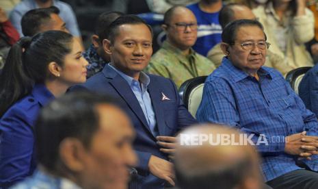 Ketua Majelis Tinggi Partai Demokrat Susilo Bambang Yudhoyono bersama Ketua Umum Partai Demokrat Agus Harimurti Yudhoyono (AHY)  saat menghadiri acara pidato politik Ketum Partai Demokrat di Jakarta, Selasa (6/2/2024). Dalam pidato politik bertajuk Indonesia Maju, Rakyat Sejahtera tersebut AHY menyampikan strategi Partai Demokrat apabila memenangkan kontestasi pada Pemilu 2024 di antaranya meningkatkan pertumbuhan ekonomi nasional, memperluas lapangan kerja dan kemudahan usaha bagi pelaku UMKM.