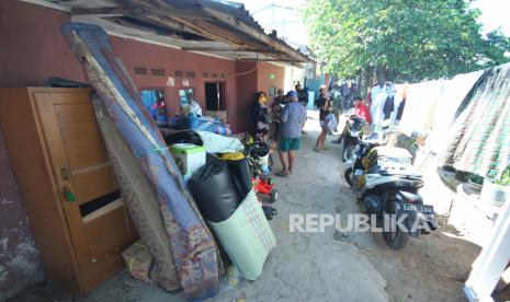 Pembongkaran dan pengosongan rumah saat pelaksanaan program normalisasi dan penataan Sungai Cidurian, di kawasan Kelurahan Cisaranten Endah, Kota Bandung, Selasa (3/8). Pemerintah Kota Bandung bersama Balai Besar Wilayah Sungai (BBWS) Citarum rencananya akan membangun kolam retensi dan ruang terbuka hijau (RTH) di kawasan tersebut sebagai salah satu upaya mengatasi banjir.