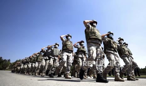  Pasukan Turki yang mengoperasikan Bandara Internasional Hamid Karzai di Kabul, Afghanistan, berbaris dalam upacara di bandara Ankara, Turki, Sabtu, 28 Agustus 2021. Turki telah menarik semua warga sipil dan militernya dari Afghanistan selain dari sejumlah kecil tentara. teknisi.