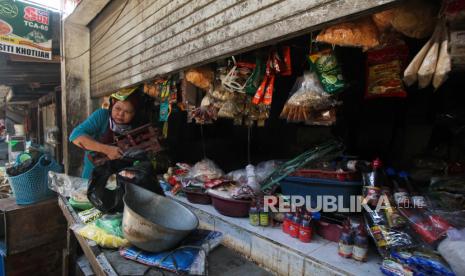 Pedagang mengemasi barang dagangannya di Pasar Simo, Surabaya, Jawa Timur, Kamis (7/5/2020). Perusahaan Daerah (PD) Pasar Surya Kota Surabaya menutup sementara Pasar Simo dan Pasar Simo Gunung selama 14 hari akibat diduga adanya dua pedagang di pasar tersebut yang terkonfirmasi positif virus Corona atau COVID-19