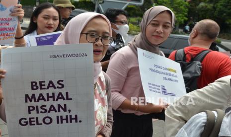 Bertepatan dengan Internasional Womans Day atau Hari perempuan Internasional, puluhan massa yang tergabung dalam Aliansi Simpul Puan Bandung, menggelar aksi sambil membawa sejumlah poster di Taman Cikapayang Dago, Kota Bandung, Jawa barat, Jumat (8/3/2024). Dalam aksi itu mereka menyampaikan tuntutan seperti turunkan harga beras dan bahan pokok lainnya, dan hentikan segala benduk diskriminasi dan kekerasan gender terhadap perempuan.