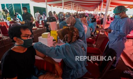 Tenaga kesehatan menyuntikan vaksin covid-19 Sinovac kepada warga saat vaksinasi massal di Stadion Patriot Chandrabhaga, Bekasi Selatan, Kota Bekasi, Jawa Barat, Kamis (8/7). Pemerintah Kota Bekasi menggelar vaksinasi massal sebanyak 50 ribu orang dalam sehari yang diperuntukan bagi kalangan usia 18 tahun keatas dan lansia sebagai upaya menciptakan kekebalan kelompok (herd immunity). Republika/Thoudy Badai