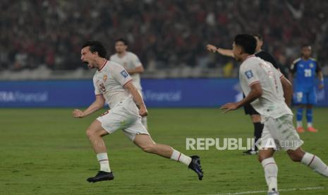 Pemain timnas Indonesia Thom Haye melakukan selebrasi seusai mencetak gol ke gawang Filipina pada pertandingan Kualifikasi Piala Dunia 2026 di Stadion Utama GBK, Jakarta, Selasa (11/6/2024). Indonesia mengalahkan Filipina dengan skor 2-0.