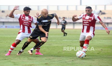 Pesepak bola Dewa United Risto Mitrevski (tengah) berebut bola dengan pesepak bola Persis Solo Jaimerson Da Silva Xavier (kanan) pada pertandingan BRI Liga 1 di Stadion Indomilk Arena, Kabupaten Tangerang, Banten, Jumat (4/8/2023). Dewa United ditahan imbang oleh tamunya Persis Solo dengan skor 0-0.  