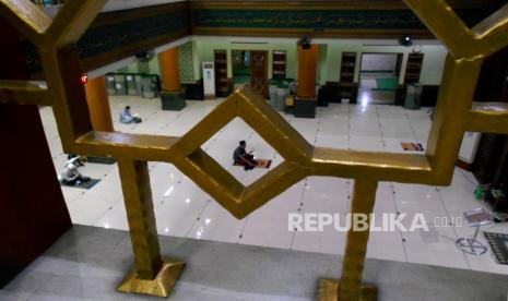 Jamaah membaca Alquran saat beritikaf pada malam terakhir Ramadhan di Masjid Agung Al-Barkah, Bekasi, Jawa Barat, Selasa (11/5/2021). Itikaf tak Berarti Dilarang Membersihkan Diri, Ini Perbuatan yang Dibolehkan Saat Itikaf