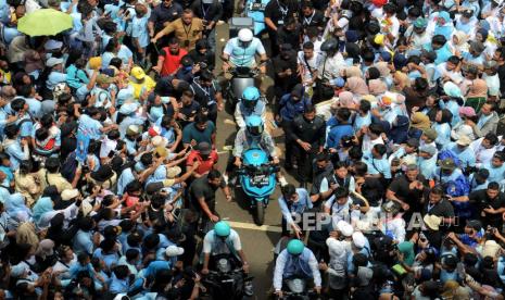 Cawpres nomor ururt 2 Gibran Rakabuming Raka didampingi istrinya Selvi Ananda mengendarai sepeda motor listrik tiba di kawasan Stadion Utama Gelora Bung Karno (SUGBK) saat gelaran kampanye akbar bertajuk Pesta Rakyat untuk Indonesia Maju di Jakarta, Sabtu (10/2/2024). 