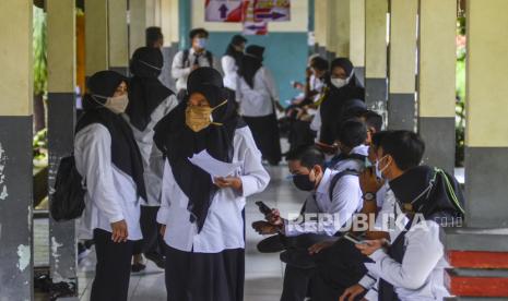 Peserta ujian Pegawai Pemerintah dengan Perjanjian Kerja (PPPK) menunggu ujian seleksi menggunakan sistem Computer Assisted Test di SMKN 2 Ciamis, Jawa Barat, Senin (13/9/2021). Sebanyak 629.496 peserta PPPK mengikuti seleksi kompetensi tahap pertama yang diselenggarakan di 1.100 lokasi yang tersebar di 500 kabupaten dan kota di Indonesia. 