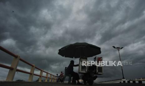 Angin kencang menyebabkan meja hingga kursi pedagang terbang.