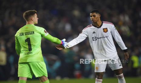 Penyerang Manchester United Marcus Rashford (kanan) dalam laga Barcelona di playoff 16 besar Liga Europa.