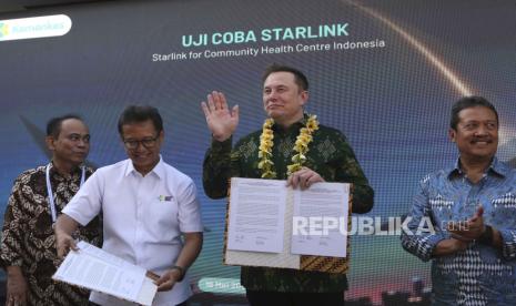 Bos Starlink, Elon Musk (tengah), berpose usai menandatangani kesepakatan layanan internet untuk puskesmas di Denpasar, Bali, Ahad (19/5/2024).