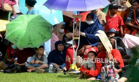 Sejumlah warga menunggu untuk mendapatkan pengobatan alternatif dari IDa Dayak di Area Kostrad, Cilodong, Depok, Jawa Barat, Senin (3/4/2023). 