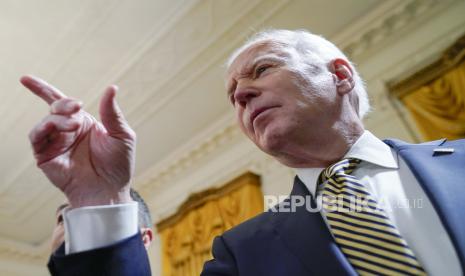  Presiden Joe Biden menjawab pertanyaan tentang Presiden Rusia Vladimir Putin di Ruang Timur Gedung Putih, Rabu, 16 Maret 2022, di Washington. Dia penjahat perang, kata Biden saat meninggalkan acara untuk menandai pengesahan ulang Undang-Undang Kekerasan Terhadap Perempuan.