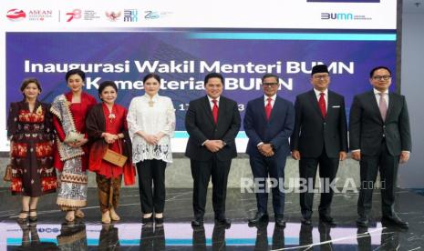 Menteri BUMN Erick Thohir (keempat dari kanan), Wakil Menteri BUMN Kartika Wirjoatmodjo (kanan), Wakil Menteri BUMN Rosan Roeslani (kedua dari kanan), dan mantan Wakil Menteri BUMN Pahala Nugraha Mansury (ketiga dari kanan) saat inaugurasi Wakil Menteri BUMN di kantor Kementerian BUMN, Jakarta, Senin (17/7/2023).