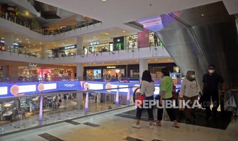 Pengunjung berada di pusat perbelanjaan Grand Indonesia, Jakarta.. Seiring penurunan status PPKM menjadi level 1 di Jakarta, pusat perbelanjaan atau mal diizinkan beroperasi dengan kapasitas maksimal 100 persen hingga pukul 22:00 waktu setempat.Prayogi/Republika