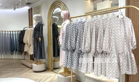 Produk modest fashion dalam Festival Scarf 2023 di PIM, Jakarta Selatan, Rabu (5/7/223). 