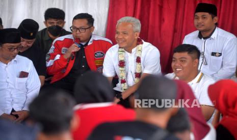 Calon Presiden Nomer Urut 3, Ganjar Pranowo berdiskusi dengan warga saat berkampanye dengan mengunjungi Rest Area Silatri di Kepil, Wonosobo, Jawa Tengah, Senin (18/12/2023). Dalam kampanyenya, Ganjar Pranowo berdiskusi dengan warga tentang peluang dan pengembangan potensi ekonomi yang bisa menghidupi desa melalui Bumdes. Selain itu, juga membahas bagaimana mendapat akses tambahan permodalan untuk Bumdes.