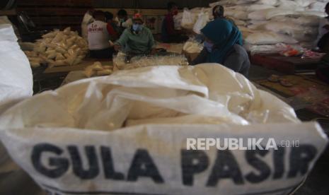 Jelang Lebaran, harga gula pasir di Tanah Air masih tinggi. Gula pasir masih di kisaran Rp 17.500 per kg, jauh di atas HET sebesar Rp 12.500 per kg.