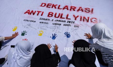 Siswa mengikuti aksi cap tangan saat deklarasi anti bullying di SMP Lazuardi Kamila Global Compassianote School (SCS) Solo, Jawa Tengah, Selasa (2/1/2024). Aksi yang juga diisi sosialisasi lawan perundungan tersebut untuk mencegah segala tindakan yang menimbulkan rasa takut, tertekan, dan sakit, baik secara fisik maupun non-fisik (bullying) bagi siswa. 