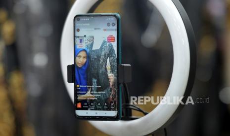 Shopee Live menjadi fitur live streaming shopping paling populer sebab berhasil menjadi yang pertama terlintas di pikiran responden diikuti TikTok Live, LazLive, dan Tokopedia/ilustrasi