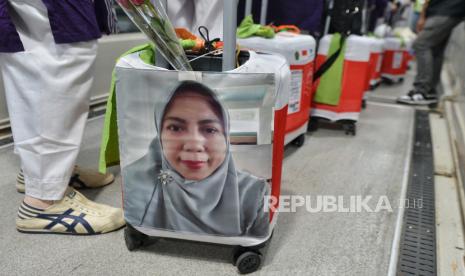 Koper milik salah satu calon jamaah haji kloter pertama sebelum berangkat ke Madinah di Bandara Soekarno Hatta, Tangerang, Banten, Ahad (12/5/2024) dini hari. Sebanyak 8.700 orang jamaah haji gelombang pertama dari 22 kloter akan diterbangkan ke Madinah untuk melaksanakan ibadah haji. Pada kesempatannya Menag RI Yaqut Cholil Qoumas ikut melepas keberangkatan jamaah haji di Bandara Soekarno Hatta. Selain itu, Gus Men, sapaan akrab Yaqut Cholil Qoumas mengapresiasi layanan fast track yang difasilitasi Pemerintah Arab Saudi dalam memudahkan jamaah sehingga proses pemeriksaan dokumen jamaah haji oleh keimigrasian Pemerintah Arab Saudi dapat dlakukan di bandara Soekarno Hatta sebagai upaya untuk menghemat proses keimigrasian jamaah saat tiba di Bandara tujuan. Untuk diketahui, Jumlah jamaah haji lansia tahun 2024 ini sebanyak 41.000 orang.