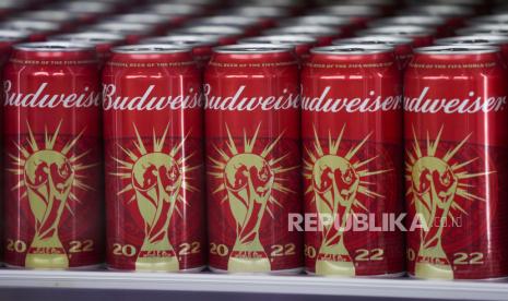  Kaleng Budweiser dijejerkan di pendingin media center Piala Dunia di Pusat Konvensi Nasional Qatar, Ahad, 20 November 2022. Penyelenggara Piala Dunia melarang penjualan semua bir dengan alkohol di delapan stadion yang digunakan untuk sepak bola. turnamen.