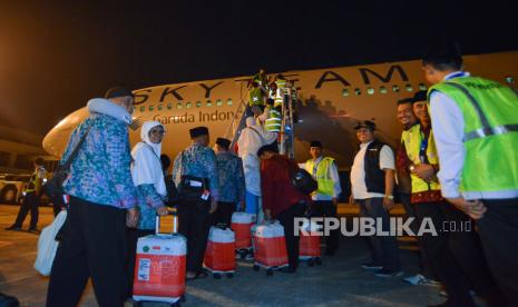 Jamaah calon haji mengantre memasuki pesawat di Bandara Internasional Minangkabau (BIM), Padang Pariaman, Sumatera Barat, Senin (5/6/2023) dini hari. Sebanyak 393 jamaah calon haji dan pendamping tergabung dalam kloter (kelompok terbang) pertama embarkasi Padang diberangkatkan ke tanah suci dengan pesawat Garuda Indonesia Boeing 777 Seri 300 ER.