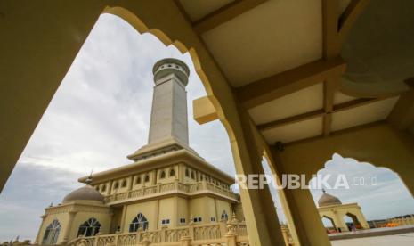 Suasana kompleks Monumen Islam Samudera Pasai yang dibangun sejak 2012 hingga 2017 bersumber dana APBN senilai Rp49,1 miliar di Desa Beuringen, Kecamatan Samudera, Aceh Utara, Aceh, Selasa (11/8/2021). Kejaksaan Negeri (Kejari) Aceh Utara menetapkan lima tersangka dugaan tindak pidana korupsi proyek pembangunan Monumen Islam Samudera Pasai berinisial F sebagai Kuasa Pengguna Anggaran (KPA), N Pejabat Pembuat Komitmen (PPK), P (pengawas), dua rekanan yaitu R, dan T dengan kerugian negara diperkirakan mencapai Rp20 miliar. 