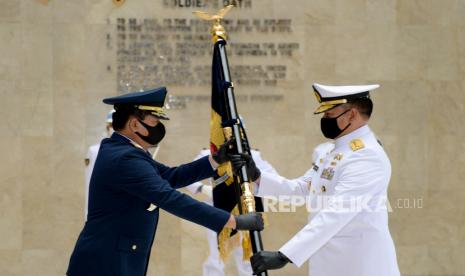 Panglima TNI Marsekal Hadi Tjahjanto (kiri) bersama Kepala Staf Angkatan Laut (KSAL) Laksamana Yudo Margono (kanan).