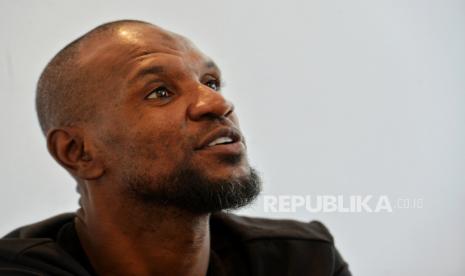 Legenda sepakbola Prancis Eric Abidal berpose untuk Republika saat mengunjungi Masjid At Thohir, Depok, Jawa Barat, Rabu (31/5/2023).