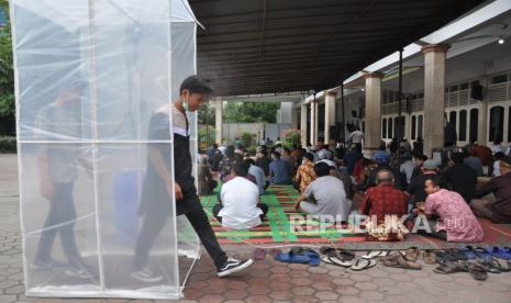 Tiga Jenis Orang Islam yang tidak Menunaikan Sholat Jumat. Sejumlah jamaah memasuki bilik semprot disinfektan sebelum mengikuti shalat Jumat berjamaah di Masjid Al Jihad Medan, Sumatra Utara.