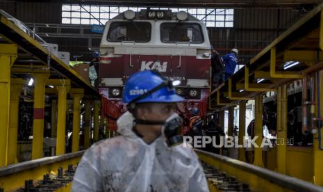 Petugas melakukan perawatan lokomotif kereta api di Depo Lokomotif PT KAI Daop 2 Bandung, Kota Bandung, Rabu (20/4/2022). PT KAI Daop 2 Bandung menyiapkan 166 gerbong dan 24 lokomotif saat mudik lebaran 2022 atau 1443 H dengan tujuan ke berbagai daerah. Foto: Republika/Abdan Syakura