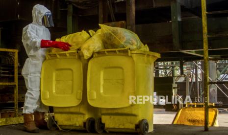 Petugas bersiap melakukan proses pembakaran limbah medis dengan menggunakan mesin incinerator, (ilustrasi).