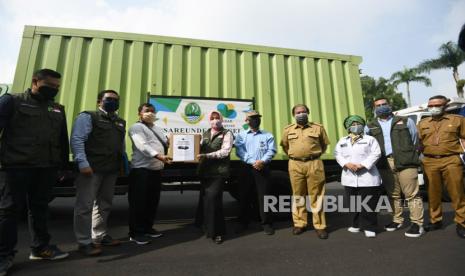 Ketua Umum Jabar Bergerak Atalia Ridwan Kamil secara simbolis menerima bantuan wastafel portabel dari Kantor Perwakilan Bank Indonesia (KpwBI) Jawa Barat (Jabar) di Gedung Pakuan, Kota Bandung, Senin (13/4). Menurut Atalia, total 135 wastafel portabel ini telah dan akan disebar ke pasar-pasar tradisional di 27 kabupaten/kota se-Jabar dalam rangka mencegah penyebaran COVID-19