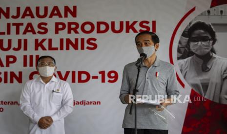 Presiden Joko Widodo menyampaikan keterangan pers didampingi Menteri Kesehatan Terawan Agus Putranto (kiri) seusai melakukan peninjauan fasilitas produksi dan uji klinis tahap III vaksin COVID-19 di Fakultas Kedokteran Universitas Padjadjaran, Bandung, Selasa (11/8/2020). Dalam kegiatan tersebut dijadwalkan juga penyuntikkan kepada 1.620 subyek relawan yang ditargetkan semua uji klinis termasuk otorisasi dari BPOM akan tuntas pada Januari 2021. 