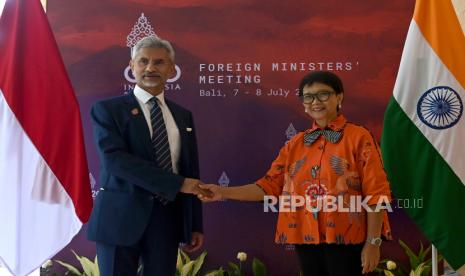 Menteri Luar Negeri Retno Marsudi (kanan) berjabat tangan dengan Menteri Luar Negeri India Subrahmanyam Jaishankar.