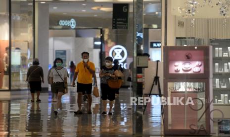 Suasana salah satu pusat perbelanjaan atau mal di Jakarta, Rabu (11/8).Sejumlah pusat perbelanjaan dan mal di DKI Jakarta sudah kembali buka dengan menerapkan aturan terbaru setelah pemerintah memperpanjang kebijakan PPKM Level 4 hingga 16 Agustus 2021, Adapun aturannya antara lain pengunjung wajib menunjukkan sertifikat telah divaksin covid-19 dan kapasitas pengunjung mal hanya 25%.Prayogi/Republika