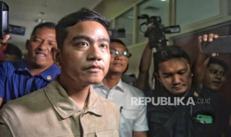 Cawapres nomor urut dua Gibran Rakabuming Raka tiba di Kantor Badan Pengawas Pemilu (Bawaslu) Kota Jakarta Pusat, Rabu (3/1/2024). Gibran hadir untuk memenuhi panggilan klarifikasi terkait aktivitasnya bagi-bagi susu di Hari Bebas Kendaraan Bermotor (Car Free Day/CFD) pada 3 Desember 2023.