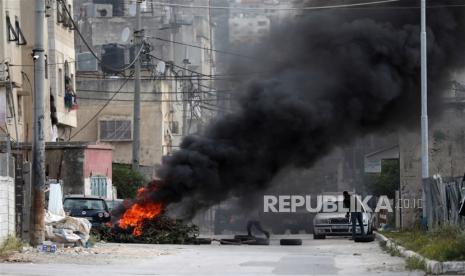 Warga Palestina melempari pasukan Israel dengan batu saat bentrokan di kamp pengungsi Balata dekat kota Nablus di Tepi Barat, Sabtu (13/5/2023). Menurut kementerian kesehatan Palestina, pasukan Israel menggerebek kamp pengungsi Balata pada pagi hari tanggal 13 Mei yang menyebabkan kematian dua orang. orang Palestina.