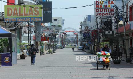 Pusat perbelanjaan Dalem Kaum, di Kota Bandung, saat Ramadhan biasanya selalu padat pengunjung, Ramadhan kali ini sepi dan toko-toko ditutup, Kamis (30/4). Hal ini dilakukan sebagai realisasi penerapan atuaran pemerintah Pembatasan Sosial Berskala Besar (PSBB) untuk memutus penyebaran Covid-19