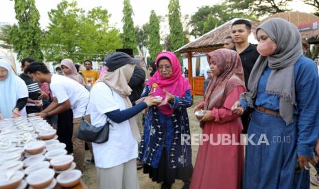  Umat Islam menerima hidangan buka puasa gratis saat Festival Ramadhan di Banda Aceh, Kamis (13/4/2023). Wisatawan asal negeri jiran Malaysia mengaku kagum dan terkesan dengan Festival Ramadhan Aceh (Ramfest) 2023.