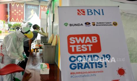 Petugas kesehatan mengambil sampel lendir tenggorokan salah satu peserta pada tes usap (Swab Test) COVID 19 gratis BNI Berbagi di Jakabaring Sport City, Palembang, Sumatera Selatan, Senin (8/6/2020). BNI bersama Alumni Universitas Sriwijaya, jaringan Rumah Sakit Bunda dan beberapa instansi lainnya menggelar Swab Test gratis bagi tenaga kesehatan dan masyarakat umum untuk membantu mendeteksi COVID-19 di Sumatera Selatan