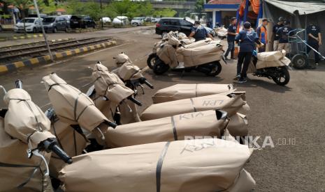 Petugas ekspedisi mengemas sepeda motor program Motis 2023 (Angkutan Sepeda Motor Gratis) dengan Kereta Api di Ekspedisi Muatan Kereta Api PT Lintas Nusantara Perdana, Stasiun Kiaracondong, Kota Bandung, Jawa Barat, Rabu (12/4/2023). Direktorat Jenderal Perkeretaapian (DJKA) Kementerian Perhubungan (Kemenhub) mengalihkan sisa tiket program angkutan motor gratis (motis) 2023 untuk tiket penumpang umum.